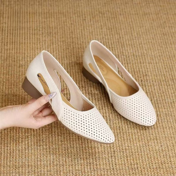Zapatos de cuero huecos con suela blanda y punta puntiaguda