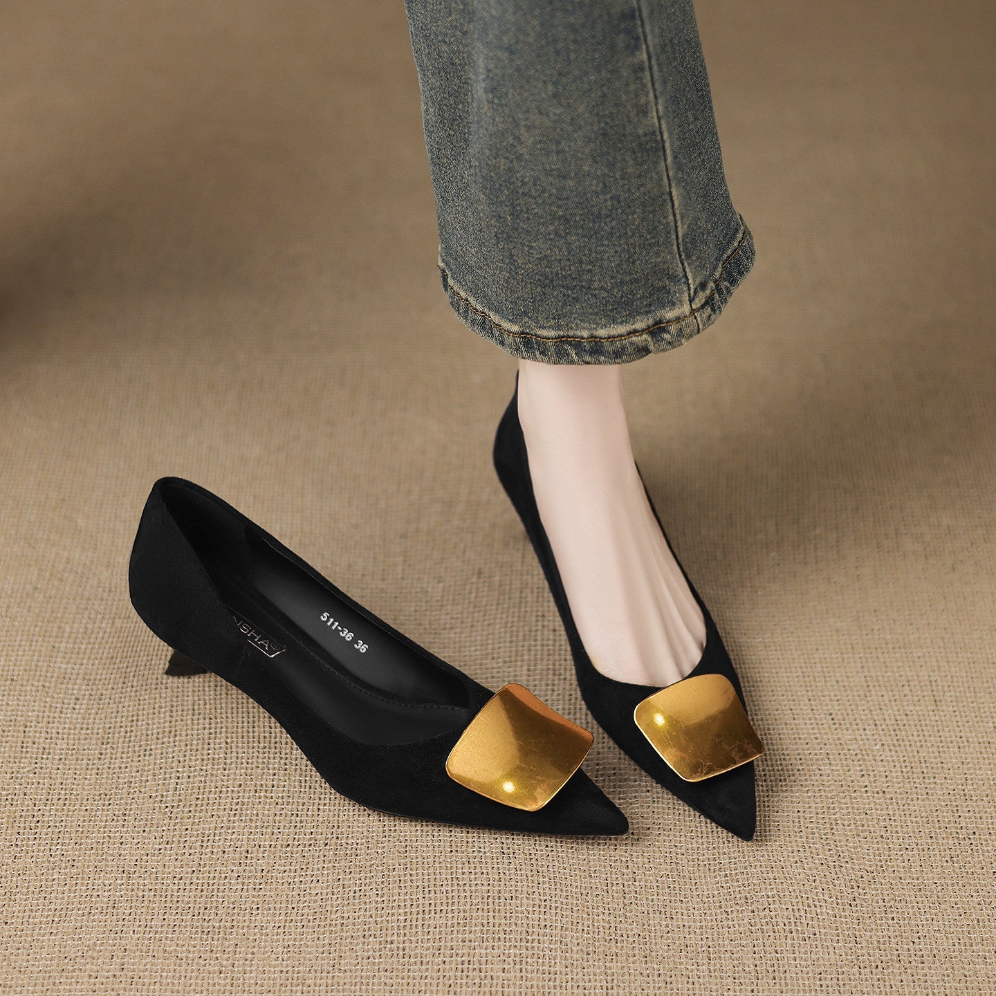 Zapatos de tacón bajo con punta afilada y estilo elegante