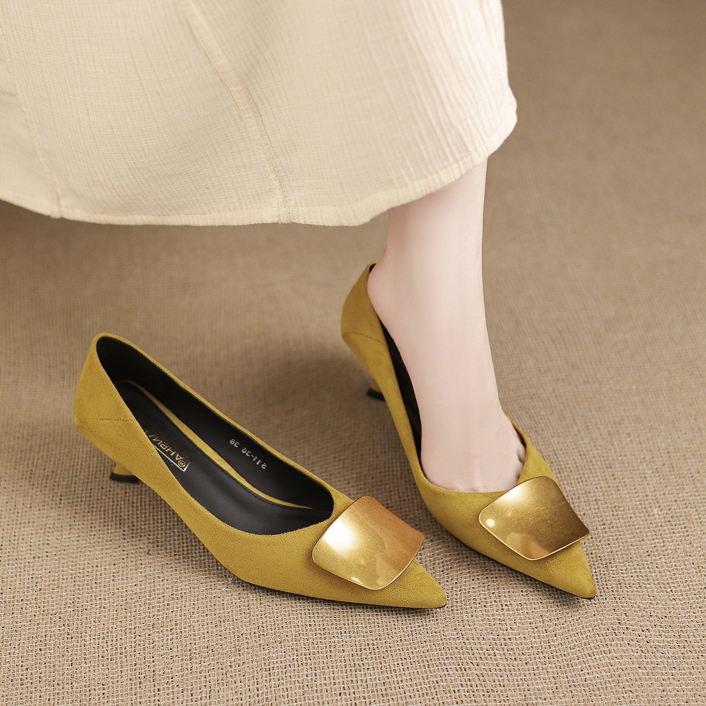 Zapatos de tacón bajo con punta afilada y estilo elegante