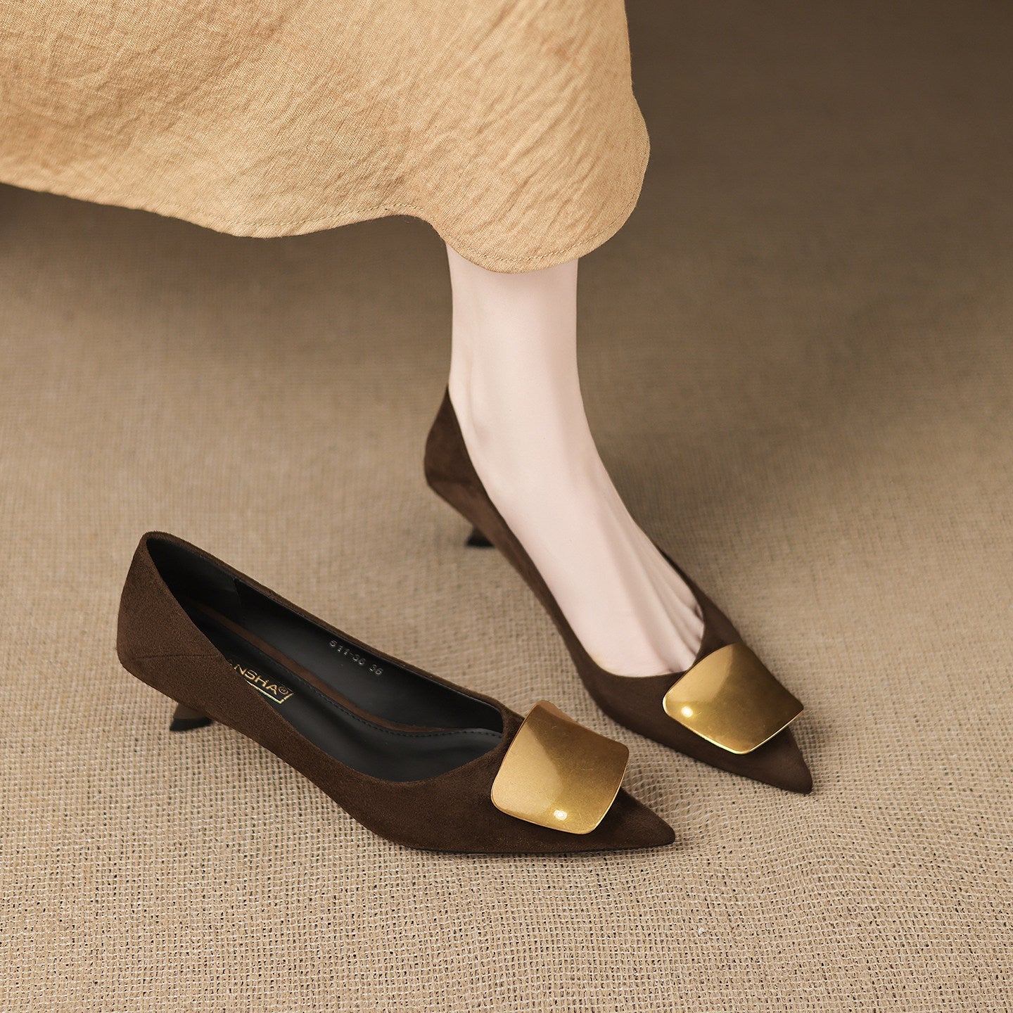 Zapatos de tacón bajo con punta afilada y estilo elegante